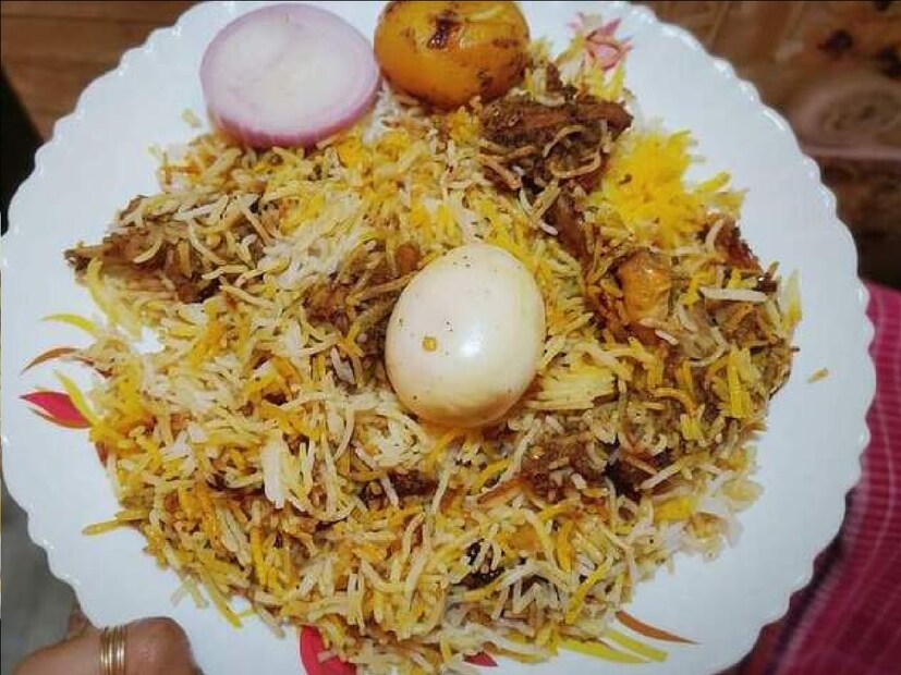 *মুমতাজের আদেশে বাবুর্চি যে খাবারটি তৈরি করলেন সেটাই আজকের দিনের বিরিয়ানি নামে পরিচিত। তবে যদিও অনেক ঐতিহাসিক দাবি করেন যে প্রথম মুঘল সম্রাট বাবরের ভারত জয়ের আগে এই খাবারটি ভারতে তৈরি করা হয়েছিল। সংগৃহীত ছবি। 