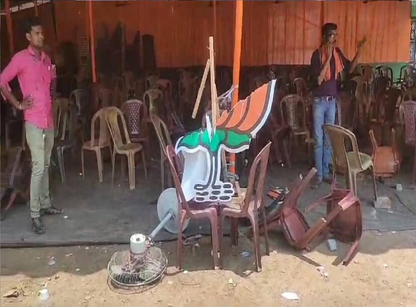 *বিজেপির দাবি, তৃনমূল পিছিয়ে থাকায় হতাশায় এই কাজ করেছে। অন্যদিকে, তৃণমূলের দাবি বিজেপি আগে হামলা চালিয়েছিল, এটা তারই পাল্টা।