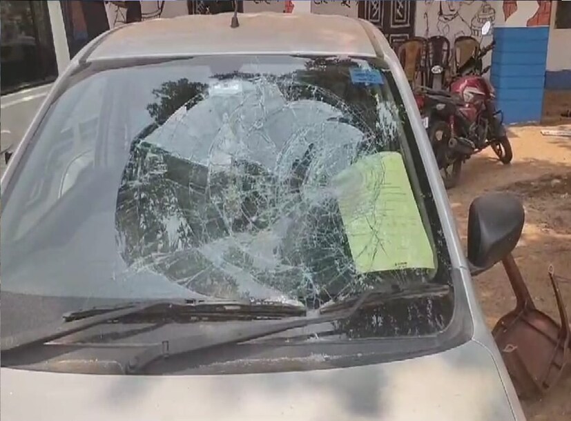 *তৃণমূল কর্মীরা লাঠি, রড, ইট নিয়ে তেড়ে যান বিজেপি শিবিরের দিকে। বেশ কয়েকজন বিজেপি কর্মীকে মারধরের পাশাপাশি বিজেপির জেলা সভাপতি-সহ একাধিক গাড়িতে ব্যাপক ভাঙচুর চালানো হয়। প্রতিবেদন ও ছবিঃ নীলাঞ্জন বন্দ্যোপাধ্যায়। 