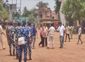 সৌমিত্র-সুজাতার 'লড়াই' চলছে ফলের মাঝেই, বিজেপি পার্টি অফিসে ভয়ঙ্কর কাণ্ড TMC-এর সৌমিত্র-সুজাতার 'লড়াই' চলছে ফলের মাঝেই, বিজেপি পার্টি অফিসে ভয়ঙ্কর কাণ্ড TMC-এর