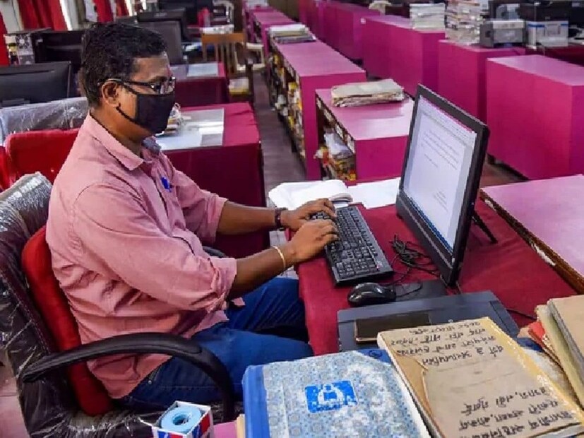 গ্র্যাচুইটি কী: যখন একজন কর্মী কোনও সংস্থায় দীর্ঘদিন কাজ করেন, তখন তিনি বেতন, পেনশন এবং পিএফ ছাড়াও গ্র্যাচুইটি পান। এই গ্র্যাউইটি আসলে কর্মচারীকে দেওয়া কোম্পানির পুরস্কার। বর্তমানে একজন কর্মচারী কোনও সংস্থায় ৫ বছর কাজ করলে গ্র্যাচুইটি পাওয়ার অধিকারী হন।