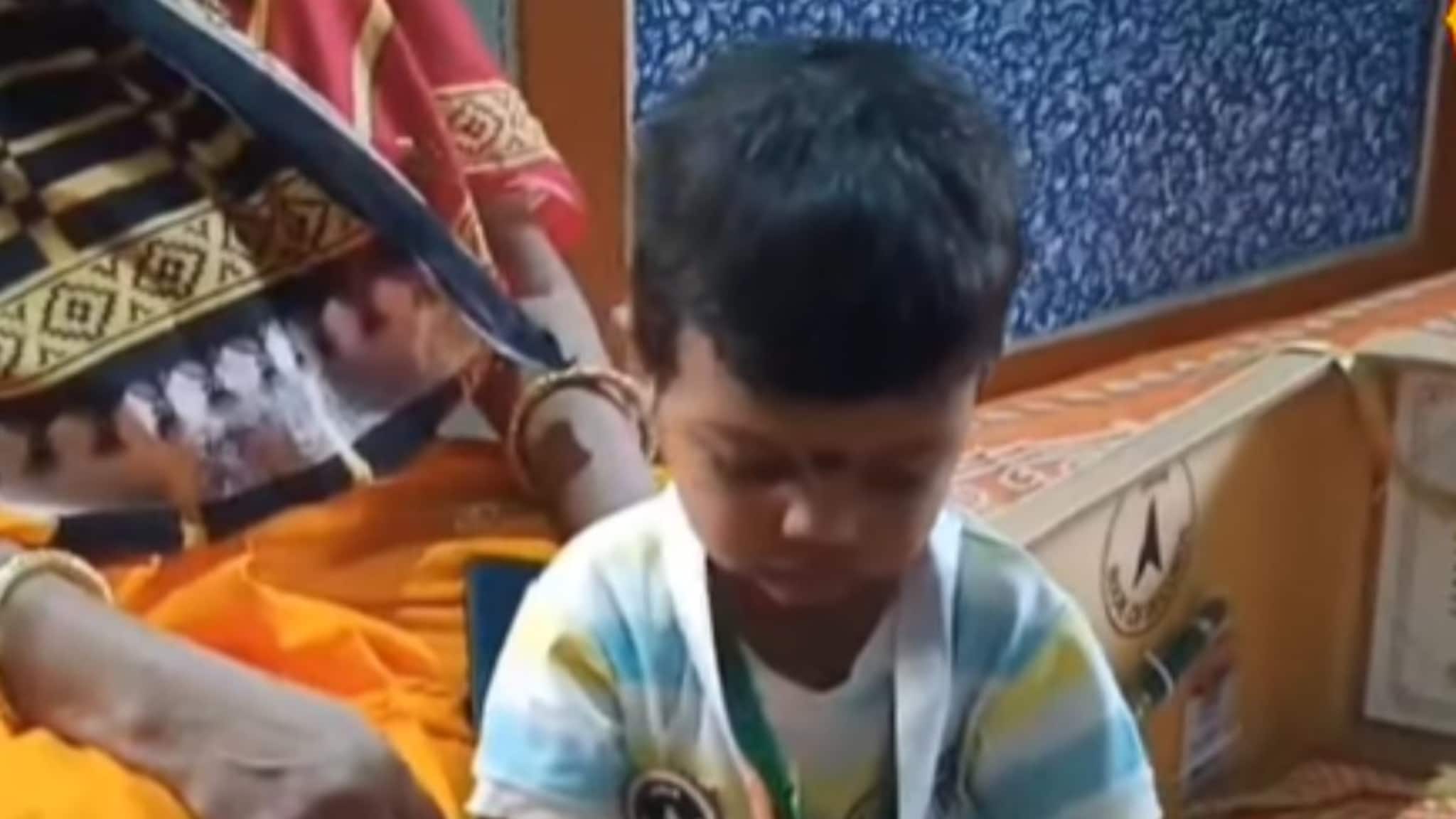 Viral Video: ২ বছরের শিশুর মুখস্থ বাংলা-ইংরেজি ৪৫টি কবিতা! ভিডিও দেখলে অবাক হবেন