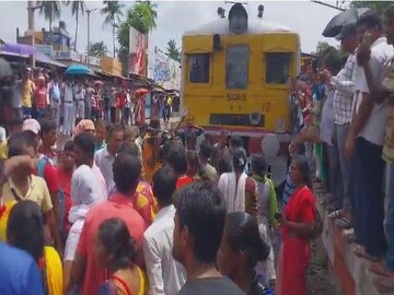 শিশু চুরির অভিযোগে বিরাটীতে রেল অবরোধ৷ 