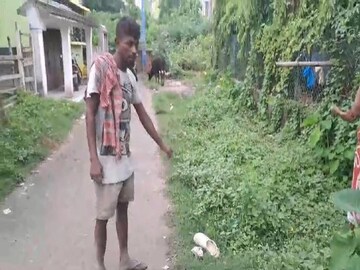 এই জায়গাতেই পিটিয়ে খুন করা হয় তরুণকে, দেখাচ্ছেন স্থানীয় এক বাসিন্দা৷ 