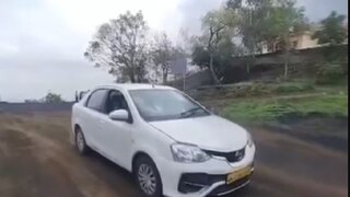 নিয়ন্ত্রণ হারিয়ে খাদে গিয়ে পড়ে গাড়িটি৷ নিয়ন্ত্রণ হারিয়ে খাদে গিয়ে পড়ে গাড়িটি৷