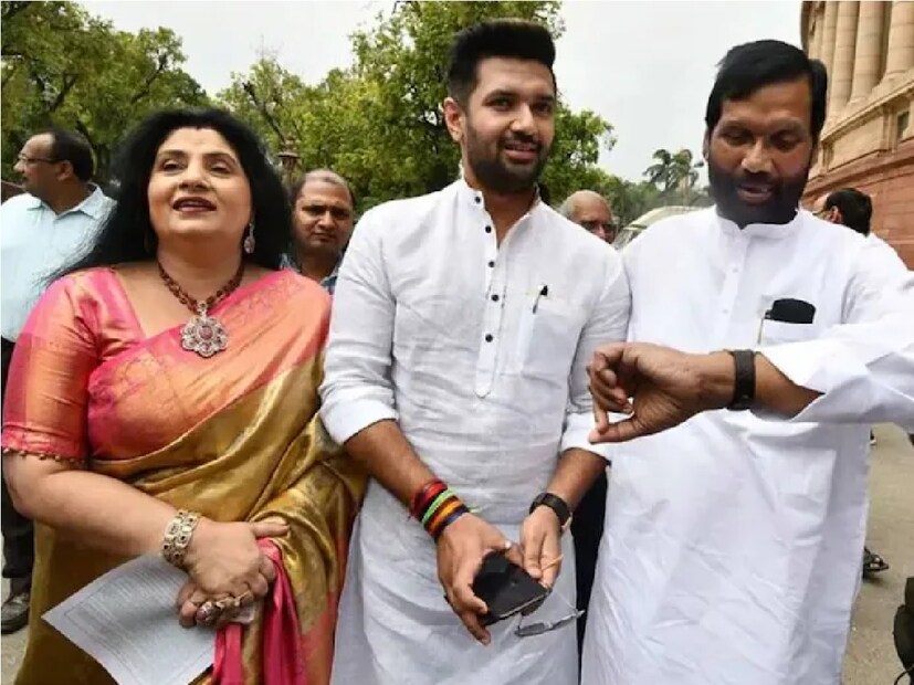 রাম বিলাস পাসোয়ান প্রথম বিয়ে করেছিলেন ১৪ বছর বয়সে রাজকুমারী দেবীকে৷ তিনি গ্রামের পরে তাঁর সঙ্গে বিবাহ বিচ্ছেদ হয়ে গিয়েছিল। পাসোয়ান যখন তাঁর প্রথম স্ত্রীর সঙ্গে বিবাহবিচ্ছেদ কর তখন তা নিয়ে ব্যাপক তোলপাড় হয়। এনিয়ে বিস্তর বিতর্কও হয়েছিল। এরপর ১৯৮৩ সালে রীনাকে দ্বিতীয়বার বিয়ে করেন পাসোয়ান।