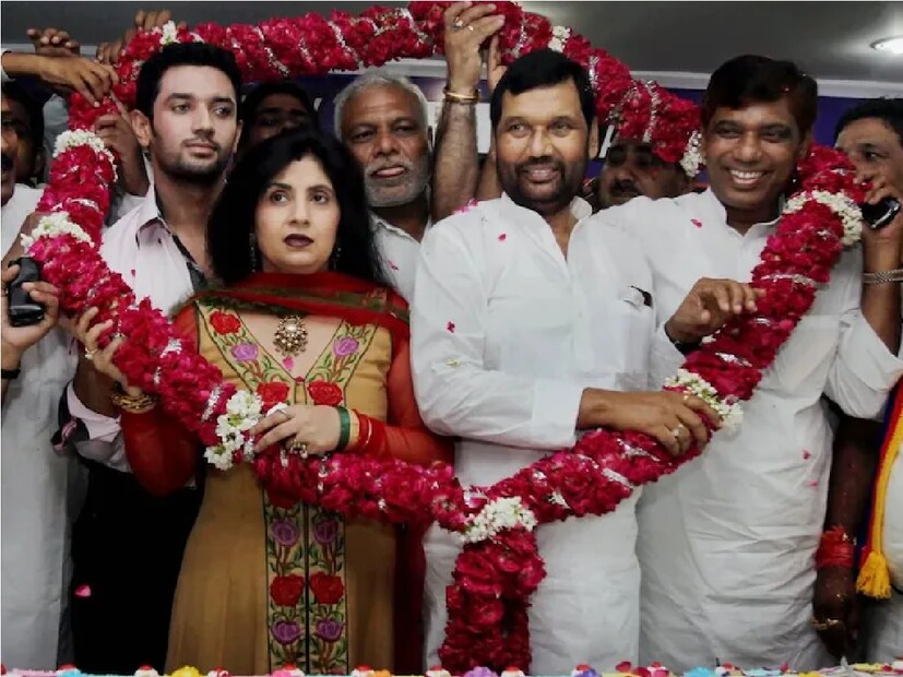 প্রদীপ শ্রীবাস্তব তাঁর বইতে লিখেছেন যে রীনা শ্রীবাস্তবের আসল নাম অবিনাশ কৌর। নির্বাচনে জয়ী হওয়ার পর যখন পাসওয়ান প্রথমবার দিল্লিতে আসেন, তখন তিনি বাণিজ্য মন্ত্রণালয়ে নিযুক্ত গুরু বচন সিংয়ের সঙ্গে বন্ধুত্ব করেন। রীনা গুরু বচন সিংয়ের মেয়ে। আগে তার নাম ছিল অবিনাশ কৌর, এয়ার হোস্টেস হিসেবে তিনি কাজ করতেন। পাসওয়ানকে বিয়ে করার পর তিনি তার নাম পরিবর্তন করেন। 