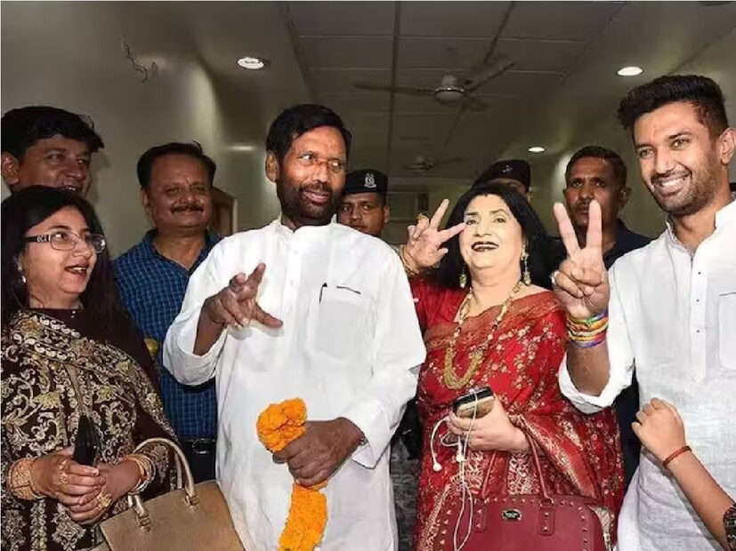 রামবিলাস পাসোয়ানের প্রথম স্ত্রী-র দুই কন্যা রয়েছে। তাঁর দ্বিতীয় স্ত্রী-র  এক ছেলে চিরাগ পাসওয়ান এবং একটি মেয়ে রয়েছে। চিরাগ রাজনৈতিক কেরিয়ারের পাশাপাশি ফিল্মেও অভিনয়ের চেষ্টা করেছেন। ২০১১ সালে 'মিলে না মিলে হাম' সিনেমায় কাজ করেছেন। পরে অবশ্য তিনি  পুরো সময় রাজনীতিতে সরে আসেন৷