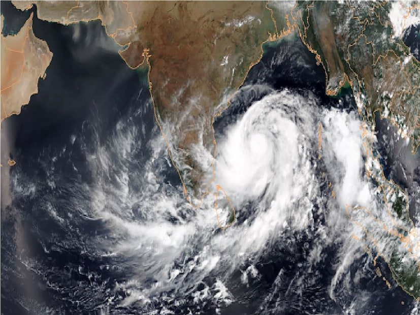 : অরুণাচল প্রদেশ দিয়ে বিস্তৃত রয়েছে সাইক্লোনিক সার্কুলেশন, যা নিম্ন ট্রপোস্ফিয়ার স্তর দিয়ে বিস্তৃত রয়েছে৷ ঘূর্ণাবর্তটির জেরে বঙ্গোপসাগর থেকে সাউথওয়েস্টার্লি এবং সাউদার্লি উইন্ড হু হু করে ঢুকছে৷