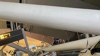 দিল্লি বিমানবন্দরের টার্মিনাল ওয়ানের ছাদের একটা অংশ ভেঙে পড়ল (Photo Courtesy: ANI)