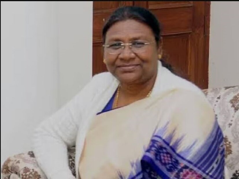 ভারতের রাষ্ট্রপতির বেতন প্রতি মাসে ৫ লক্ষ টাকা৷ দেশের রাষ্ট্রপতিকে কোনও কর দিতে হয় ন৷ এ ছাড়াও একগুচ্ছ সুযোগ সুবিধা উপভোগ করেন তিনি৷ 