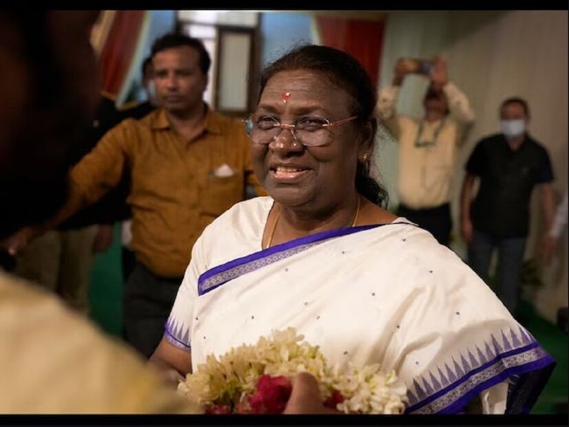গোটা পৃথিবীতেই বিনামূল্যে বিমান এবং ট্রেনে সফর করতে পারেন দেশের রাষ্ট্রপতি৷ এ ছাড়াও চিকিৎসার সম্পূর্ণ ভার বহন করে কেন্দ্রীয় সরকারের৷ অফিস খরচ বাবদ বছরে ১ লক্ষ টাকা ভাতা পান রাষ্ট্রপতি৷ 