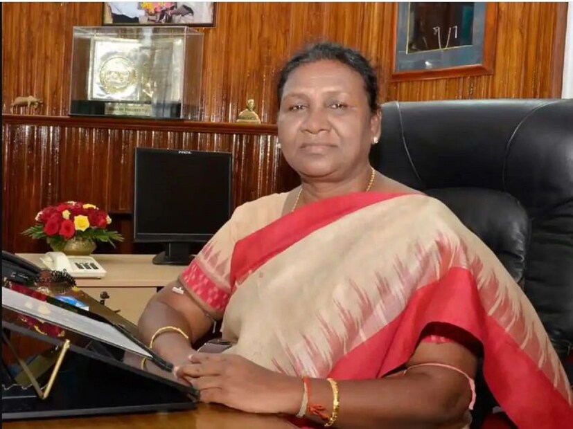 অবসরের পরেও মাসিক দেড় লক্ষ টাকা পেনশন পান রাষ্ট্রপতি৷ এ ছাড়াও সুসজ্জিত একটি বাংলোয় বিনামূল্যে থাকার সুযোগ, বিনামূল্যে দুটি ল্যান্ডলাইন, একটি মোবাইল ফোন, ব্যক্তিগত সহায়ক হিসেবে পাঁচ জন কর্মী পান তিনি৷ 