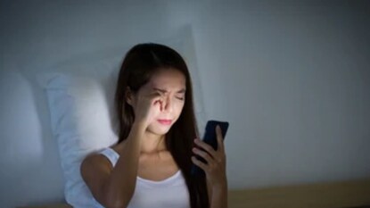 সারাদিন চোখ আটকে মুঠোফোনে? ভয়ানক ক্ষতি হচ্ছে! সুস্থ থাকতে মনে রাখুন এই কয়েকটি টিপস্ সারাদিন চোখ আটকে মুঠোফোনে? ভয়ানক ক্ষতি হচ্ছে! সুস্থ থাকতে মনে রাখুন এই কয়েকটি টিপস্