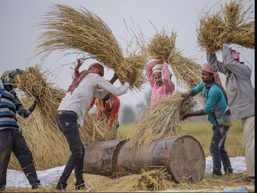 রাজ্যের সমস্ত কৃষককেই বীমার আওতায় নিয়ে আসার লক্ষ্যমাত্রা নেওয়া হয়েছে। এজন্য জেলাগুলিকে লক্ষমাত্রা বেঁধে দেওয়া হয়েছে। জেলাগুলির ব্লক অফিসের পাশাপাশি অন্য কোথাও ক্যাম্প করা যায় কি না, তা নিয়েও আলোচনা চলছে বলে কৃষি দফতর সূত্রে জানা গিয়েছে।