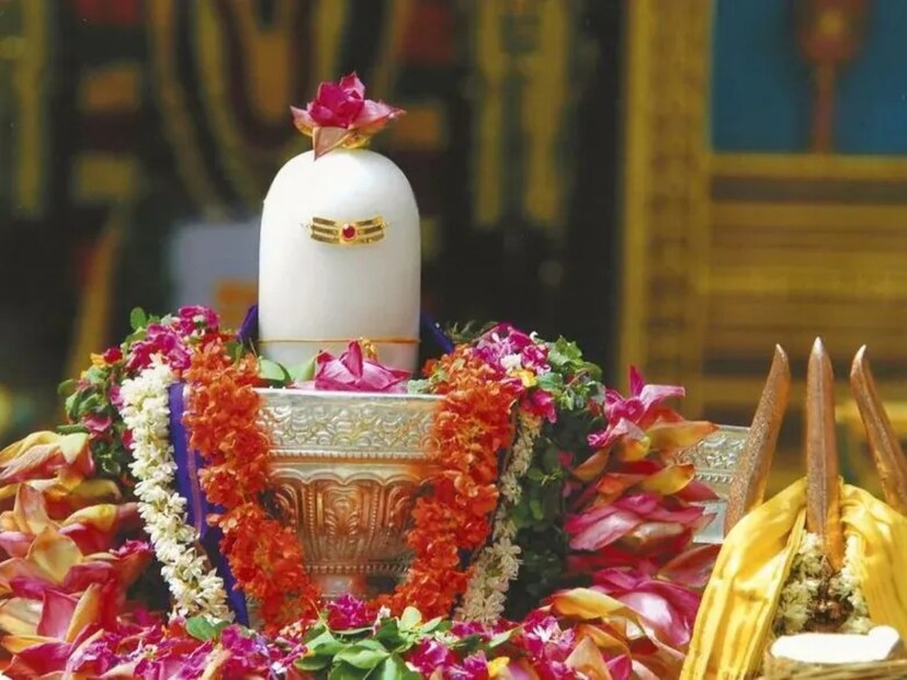 বর্তমানে শ্রাবণ মাস চলছে এবং এই মাসে ভোলেনাথের পূজা করা হয়। এমন পরিস্থিতিতে অনেক সময় আপনার স্বপ্নে শিবলিঙ্গ বা ভগবান শিব সম্পর্কিত জিনিস দেখা যায়। এই জিনিসগুলির অর্থ কী এবং এগুলি আপনাকে কী সঙ্কেত দেয়,ভোপালের বাসিন্দা জ্যোতিষী এবং বাস্তু পরামর্শক পণ্ডিত হিতেন্দ্র কুমার শর্মার কাছ থেকে জেনে নিন।