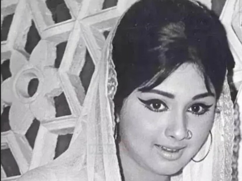 এই অভিনেত্রী হলেন লীনা চন্দভারকর৷ যিনি একজন অভিনেতা এবং গায়ককে তার মন দিয়েছিলেন যিনি তিনবার বিয়ে করেছেন ৷ ষাট থেকে সত্তরের দশকের বিখ্যাত অভিনেত্রী লীনা চন্দভারকর সেই সময় থেকে আজ অবধি তার প্রেমের গল্পের জন্য শিরোনামে রয়েছেন। 