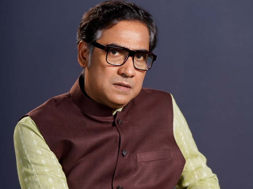 সৃজিতের ছবিতে অভিনেতা কৌশিক সেনকে ধৃমানের চরিত্রে দেখা যাবে৷