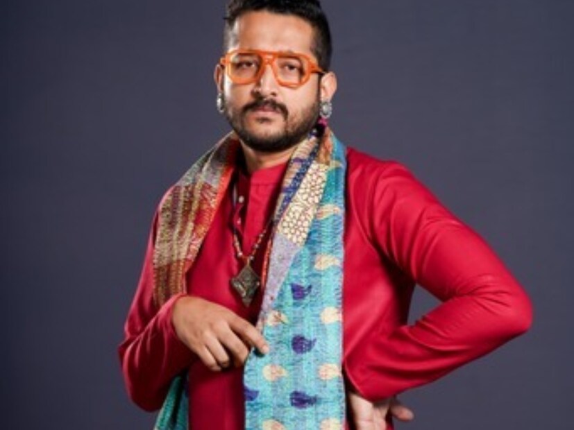 দীর্ঘদিন বাদে সৃজিতের সঙ্গে জুটি বেধে সকলকে চমকে গিয়েছেন পরমব্রত চট্টোপাধ্যায়৷ লাল পাঞ্জাবি-পাড় বসানো ধুতি, গলায় সিল্কের স্কার্ফ, কানে দুল, গলায় হার, চোখ কমলা রঙের চশমা পরে সকলকে চমকে দিয়েছেন৷