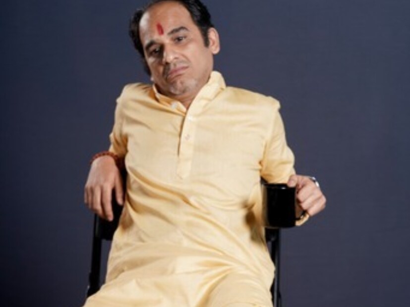 সৃজিতের এই ছবিতে অভিনেতা ঋত্বিক চক্রবর্তীকে একেবারে অন্য লুকে দেখা গিয়েছে৷ পর্দায় তাঁর চরিত্রের নাম সুমিত৷ কপালে তিলক কেটে পাঞ্জাবি পরে পুরো ভোল বদলে গিয়েছে অভিনেতার৷