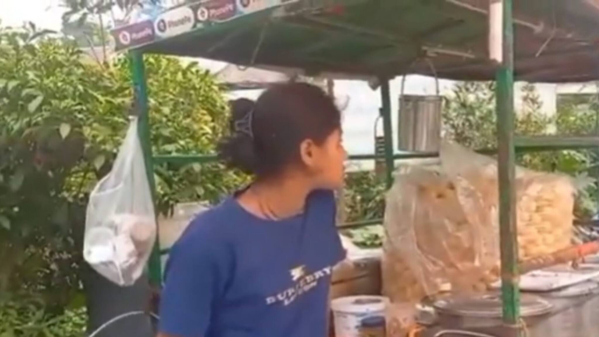 ফুচকা বিক্রি করছেন নবম শ্রেণির ছাত্রী, কারণ জানলে চোখে জল আসবে আপনারও