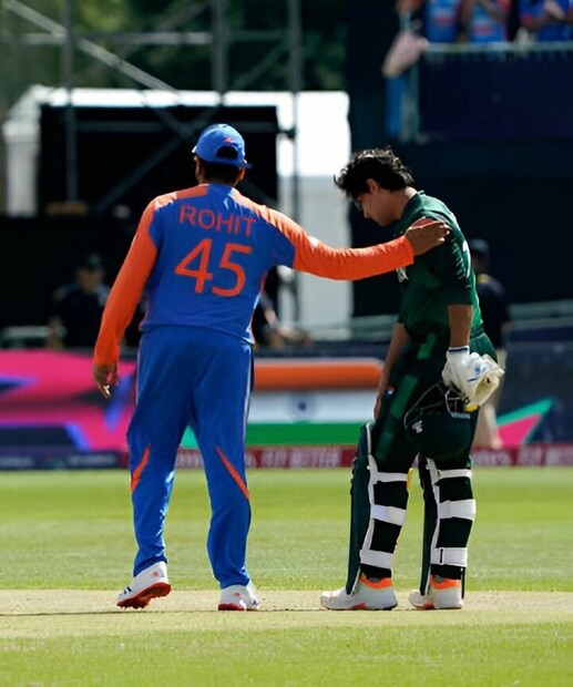 দু দেশের শত্রুতা থাকুক, কূটনৈতিক দূরত্ব থাকুক সব পরিস্থিতিতেই মানুষের সঙ্গে মানুষের সম্পর্ক যে আরও বড় এদিন তা প্রমাণ করলেন রোহিত শর্মা৷ শেষ ওভারে জয়ের রান তাড়া করতে না পেরে যখন নসিম শাহের চোখ দিয়ে জল বেরোচ্ছে তখন প্রতিপক্ষ দলের অধিনায়ক হয়েও তাঁর চোখের জল মুছিয়ে দেন৷ Photo - Collected