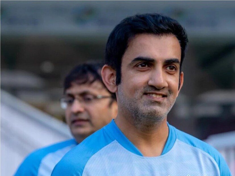 এরপর গম্ভীর বলেন,&quot;রাত তখন ১টা বাজে। আমি স্ত্রীকে ফোন করে বলি, আচ্ছা আমাদের কিচেনে চামচ কোথায় থাকে! ও এতটাই বিরক্ত হয়েছিল, এ কেমন ছেলে যে নিজের বাড়ির কিচেনে কোথায় চামচ থাকে সেটা জানে না!&quot; গম্ভীরের এমন অভিজ্ঞতা শুনে হেসে লুটিয়ে পড়েন সকলে।
