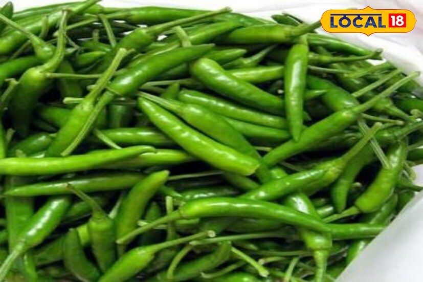 কাঁচা লঙ্কা খেলে রক্তচাপ কমে যায়। এটি খাওয়ার ফলে ফাইব্রিনোলাইটিক কার্যকলাপও বৃদ্ধি পায়। হজমের জন্য ভাল:কাঁচা লঙ্কাফাইবারে সমৃদ্ধ, যা কোলন পরিষ্কার করে এবং নিয়মিত মলত্যাগে সাহায্য করে। কাঁচা লঙ্কায় পর্যাপ্ত পরিমাণে ভিটামিন কে রয়েছে।