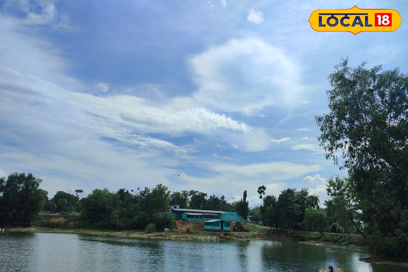 হালকা মেঘলা আকাশ সকালের দিকটা থাকলেও বেলা গড়ানোর সঙ্গে‌, সঙ্গে ক্রমশই রোদের তেজ বাড়ছে। তাপমাত্রা এখনও চল্লিশের কাছাকাছি থাকছে। একই সঙ্গে বহাল রয়েছে অস্বস্তি। ‌