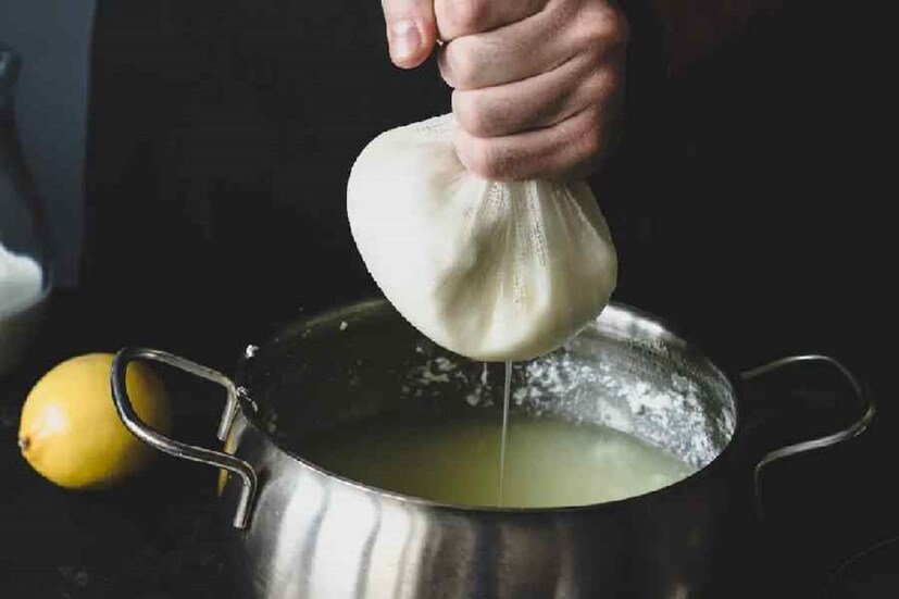 এবার এতে এক চামচ গ্লিসারিন, হলুদ ও লবণ মিশিয়ে মিশিয়ে কাচের বোতলে ঢেলে ফ্রিজে সংরক্ষণ করুন। ব্যাস তৈরি আপনার সিরাম । এই সিরামটি দিনে ৩ বার ব্যবহার করতে পারেন।photo source collected