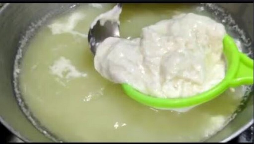প্রথমে গ্যাসে একটি প্যানে দুধ দিন। গরম হয়ে ফুটতে শুরু করলে তাতে লেবুর রস মিশিয়ে চামচ দিয়ে মিশিয়ে নিন। ধীরে ধীরে ছানা আলাদা হতে শুরু করবে। এবার ছাঁকনির সাহায্যে একটি পাত্রে ছানার জলটা ছেঁকে নিন।photo source collected