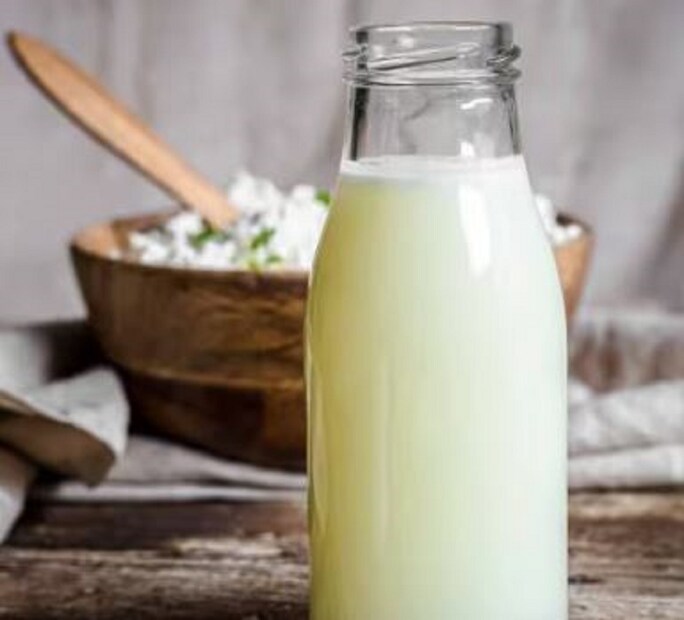 শুধু তাই-ই নয়, এটি ত্বককে উজ্জ্বল করতেও সাহায্য করে। তাহলে আসুন জেনে নিন কীভাবে ছানার জল থেকে ফেস সিরাম বানাবেন।photo source collected