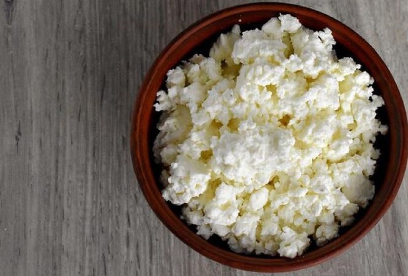 ফেসওয়াশ দিয়ে মুখ পরিষ্কার করে শুকিয়ে নিন। এবার আধা চামচ ফেস সিরাম হাতের তালুতে নিয়ে মুখে ও ঘাড়ে ভাল করে লাগান। মুখে ম্যাসাজ করতে থাকুন যতক্ষণ না এটি পুরোপুরি ত্বকে প্রবেশ করে এবং শুকিয়ে যায়। রাতে ঘুমানোর আগে লাগালে ভাল ফল পাবেন ।photo source collected