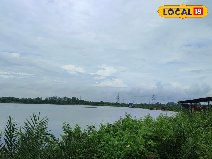 মেঘলা আকাশ থাকলেও বৃষ্টির সেভাবে দেখা মেলেনি দক্ষিণের জেলাগুলিতে। বিক্ষিপ্তভাবে কিছু জায়গায় বৃষ্টি হতে দেখা গিয়েছে।‌ জেলা পুরুলিয়াতেও হালকা বৃষ্টির দেখা মিলছে।