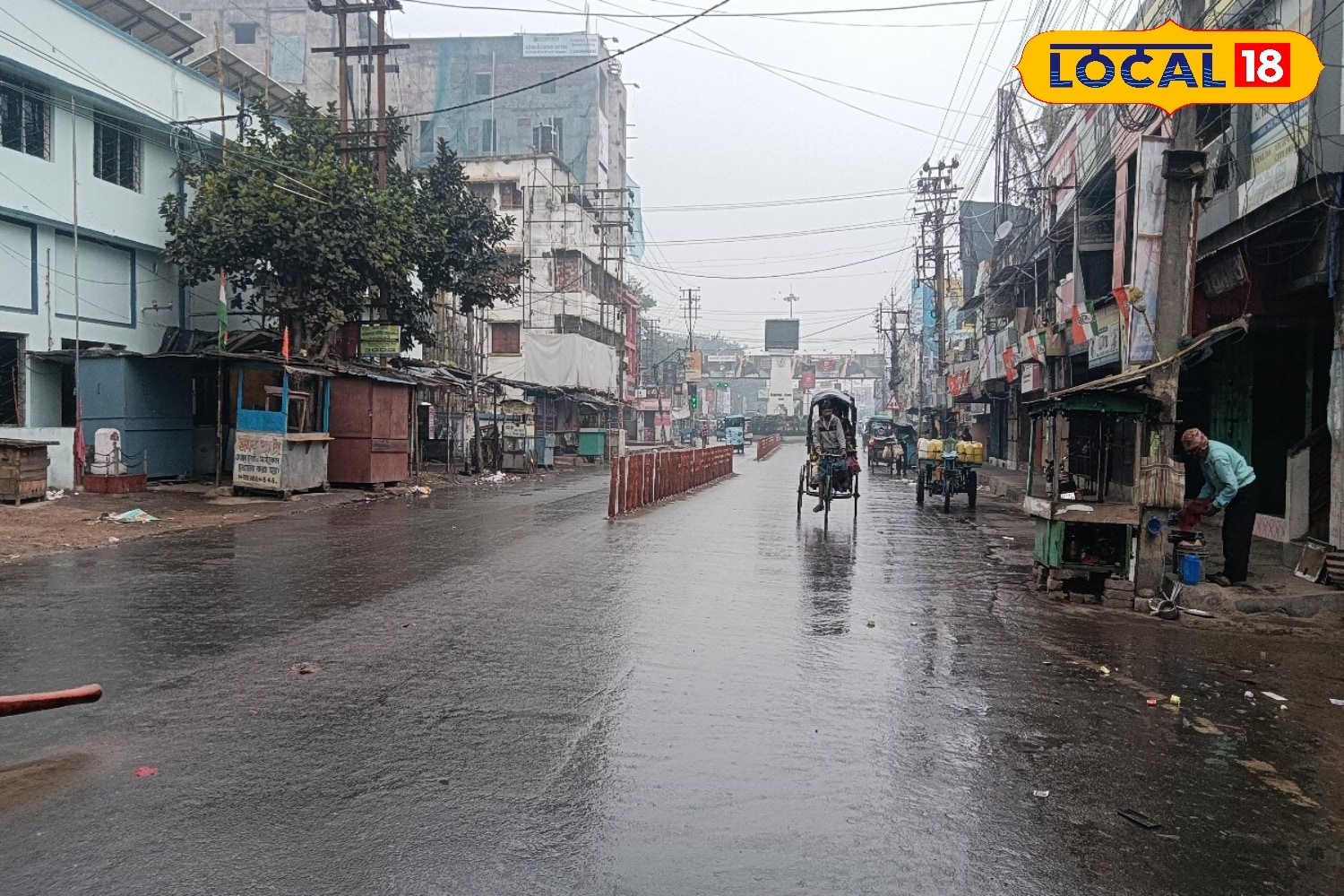 চলতি সপ্তাহে ধীরে ধীরে বৃষ্টির পূর্বাভাস কেটে যাবে। তবে আকাশ পরিস্কার থাকবে না।‌ সপ্তাহব্যাপী মেঘলা আকাশ থাকার সম্ভাবনা রয়েছে। সঙ্গে তাপমাত্রার পারদ কম থাকবে।