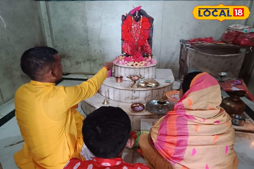 অন্যদিকে ছেকামারি কালিবাড়িতে পুজো দিলেন বিজেপি প্রার্থী মনোজ টিগ্গা 