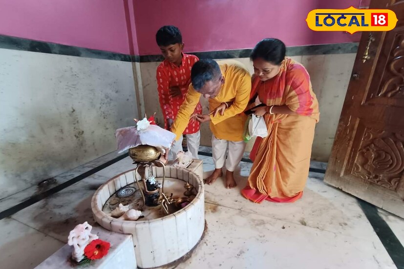 দলীয় কর্মী নয় বরং পরিবারের সদস্যদের নিয়ে পুজো দিলেন মনোজ বাবু 