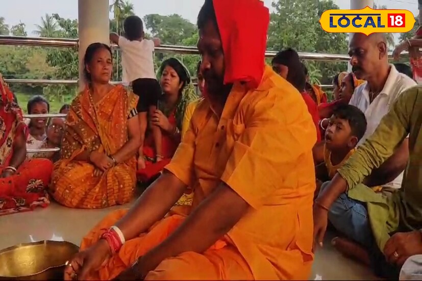 আলিপুরদুয়ার জংশন সংলগ্ন একটি হনুমান মন্দিরে যজ্ঞ করতে দেখা গেল তৃণমূল প্রার্থী প্রকাশ চিক বড়াইককে 