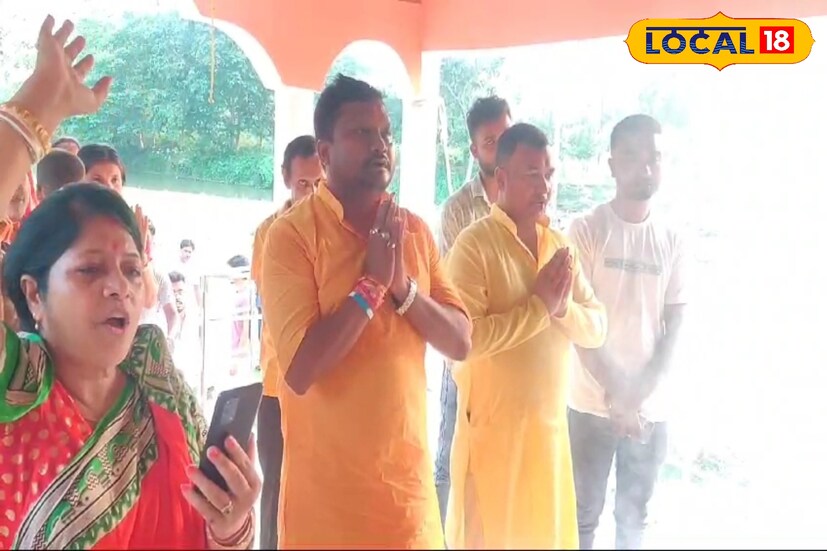 এদিন বিকেলে সান্ধ্য পুজো ও যজ্ঞে তৃণমূল কর্মী ও সমর্থকদের নিয়ে অংশ নেন তৃণমূল প্রার্থী