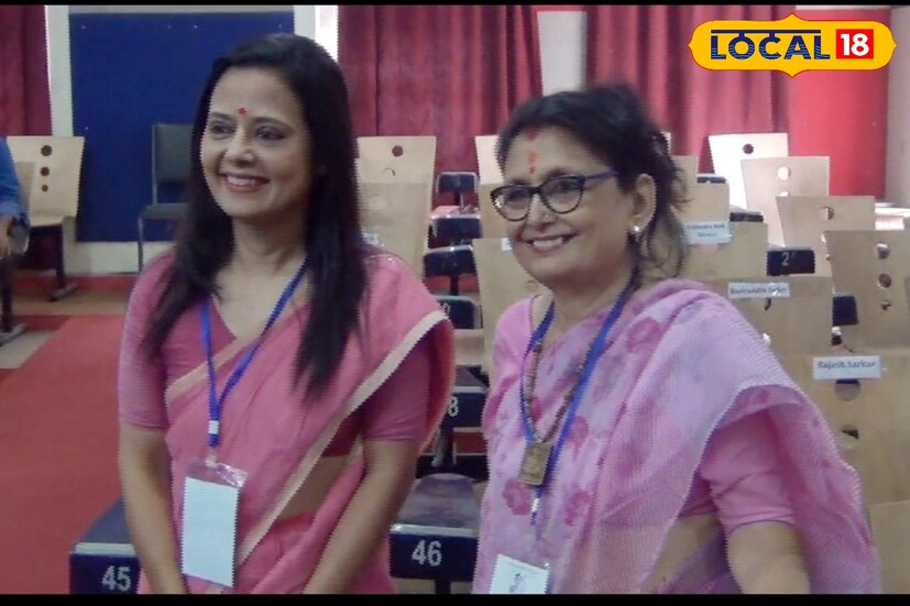 কৃষ্ণনগর লোকসভার নির্বাচনের গণনা কেন্দ্রে তৃণমূল প্রার্থী মহুয়া মৈত্র এবং বিজেপির প্রার্থী রাজমাতা অমৃতা রায় আসার পরেই দু'জনে মিলে সাংবাদিকদের সামনে তুলেন একসঙ্গে ছবি।