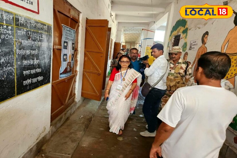 এখন দেখার গণনার শেষে শেষ হাসি কার মুখে ফুটে ওঠে, কৃষ্ণনগরের প্রাক্তন সাংসদ মহুয়া মৈত্র নাকি রাজমাতা অমৃতা রায়ের!