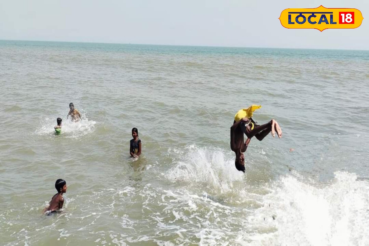 আষাঢ় মাসের ৬ তারিখ হলেও বর্ষার স্বাভাবিক বৃষ্টির দেখা নেই। তবে মেঘলা আকাশ, বিক্ষিপ্ত বৃষ্টি হচ্ছে। দিঘায় এদিন সকালে বৃষ্টি শুরু হয়।