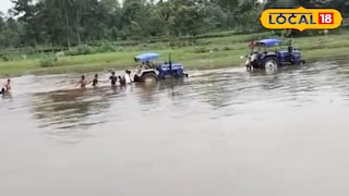 হড়পা বানে আটকে গেল ট্রাক্টর হড়পা বানে আটকে গেল ট্রাক্টর