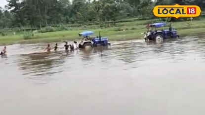 হড়পা বানে আটকে গেল ট্রাক্টর হড়পা বানে আটকে গেল ট্রাক্টর