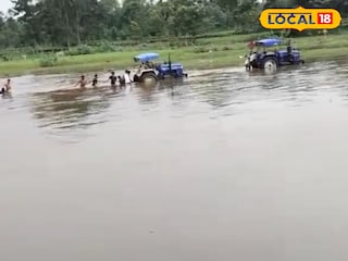 হড়পা বানে আটকে গেল ট্রাক্টর 