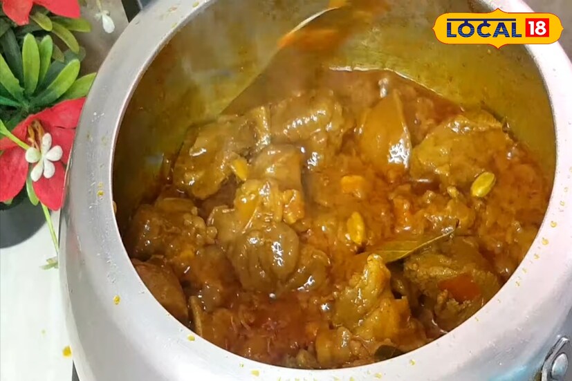 মেরিনেট হয়ে গেলে এরপর ভালো করে মাখিয়ে নিন সেই পেঁয়াজ আদা রসুন বাটা মাংসের গায়ে।। তারপর মশলা মাখানো মাংস দিয়ে দিন প্রেসার কুকারের মধ্যে। যারা আলু পছন্দ করেন তারা সেটিও দিতে পারেন প্রেসারে।