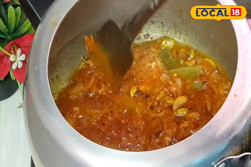 প্রেসারে মাংস দেওয়ার আগে পরিমাণ মতো তেল দিয়ে ম্যারিনেট করা মাংস এবং আলু ভালো করে কষিয়ে নিন।