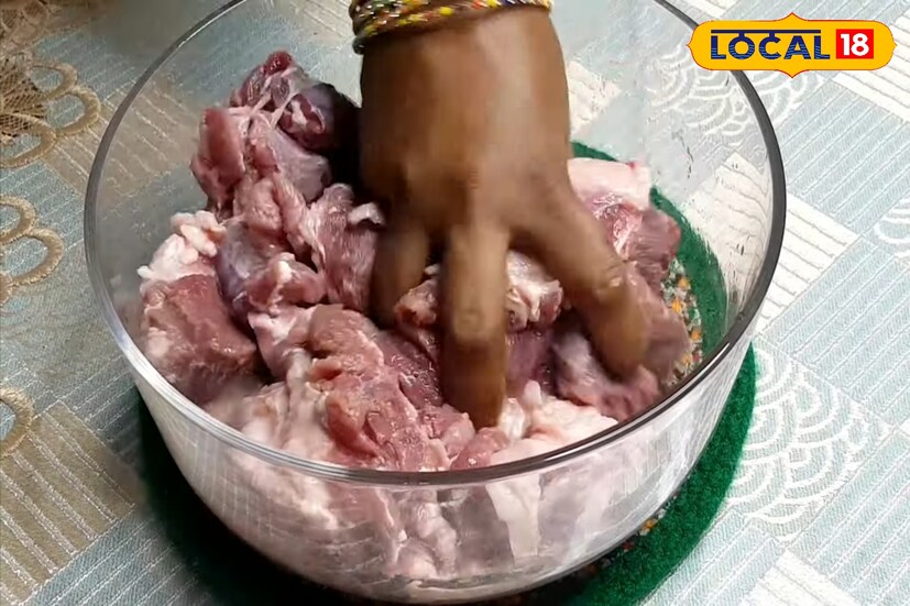 এরপর পরিমাণমতো নিয়ে তার অর্ধেকের বেশি পেস্ট করে কিংবা বেটে আর অর্ধেক রেখে দিন ঝিরিঝিরি করে কেটে। এরপর পরিমাণ মতো আদা এবং রসুন ভালো করে পেস্ট করে নিন।