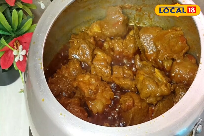 প্রায় ঘন্টাখানেক পরে প্রেসার কুকারের ভেতরের সমস্ত বাষ্প বেরিয়ে যাওয়ার পর সাবধানে প্রেসারের ঢাকনাটি খুলুন। আর পরিবেশন করুন তুলতুলে মটন কষা দুপুরের মেনুতে।