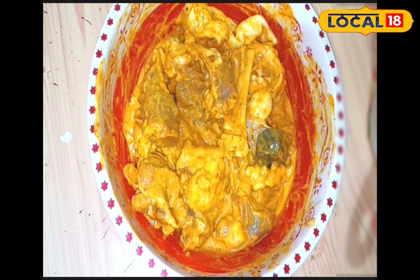পরিমাণ মতো বাজার থেকে খাসির মাংস কিনে এনে ভালো করে ধুয়ে সেটিতে পরিমাণ মতো টক দই, লেবুর রস, নুন, হলুদ, লঙ্কার গুঁড়ো, জিরের গুঁড়ো এবং কিছুটা কাশ্মীরি লঙ্কার গুঁড়ো ভালো করে মাখিয়ে রেখে দিন প্রায় এক থেকে দেড় ঘন্টা।